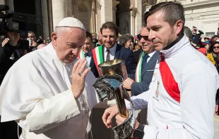 Papa Francisco bendice la Antorcha de la Paz / Foto: L'Osservatore Romano 