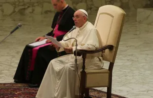 El Papa habla en el Aula Pablo VI. Foto: Bohumil Petrik / ACI Prensa 