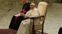 El Papa habla en el Aula Pablo VI. Foto: Bohumil Petrik / ACI Prensa