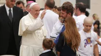 El Papa Francisco bendice a una familia. Foto: Daniel Ibu00e1u00f1ez / ACI Prensa