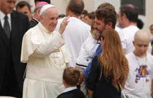 Papa Francisco durante la audiencia general bendice a una familia / Foto: Daniel Ibáñez (ACI Prensa) 