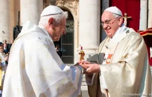 Benedicto XVI y el Papa Francisco / Foto: L'Osservatore Romano 