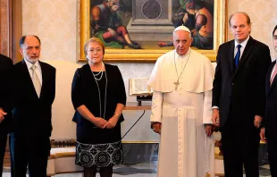 Michelle Bachelet y el Papa Francisco / Foto: Flickr del Gobierno de Chile (CC-BY-2.0) 