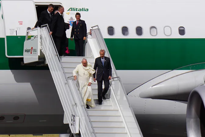 El Papa llegó a Ecuador e inicia gira por Sudamérica desde “el punto más cercano al sol”