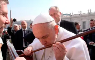 Papa Francisco besa bastón de Santa Teresa. Foto: Twitter oficial del V Centenario del Nacimiento de Santa Teresa de Jesús 