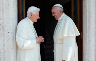 Papa Francisco con Benedicto XVI / Foto: L'Osservatore Romano 