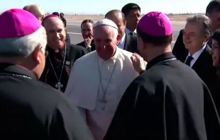 El Papa Francisco saluda a los obispos en el aeropuerto de Ciudad Juárez. Captura Youtube 