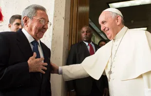Papa Francisco y Raúl Castro en el Vaticano. Foto: L'Osservatore Romano 