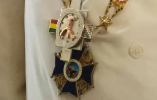 Las condecoraciones que ha dejado el Papa a Bolivia. Foto L'Osservatore Romano 