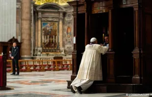 El Papa Francisco confesándose en el marco de "24 horas para el Señor" en 2014. Crédito: Vatican Media 