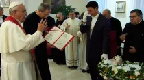 Papa Francisco bendice corderos. Foto: Captura de video / CTV.