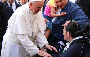 El Papa Francisco saluda a enfermos en el Vaticano. Foto: Stephen Discoll (CNA-ACI Prensa) 