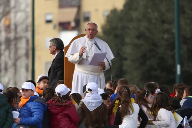 Jesús es el Señor y solo Él puede curar las heridas del corazón, dice el Papa en Nápoles