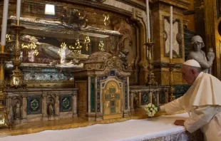 Papa Francisco ante la tumba de Don Bosco en la Basílica de María Auxiliadora de Turín / Foto: L'Osservatore Romano 