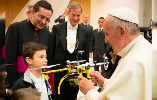 El Papa Francisco con el dron regalado por jóvenes de Roma / Foto: L'Osservatore Romano 