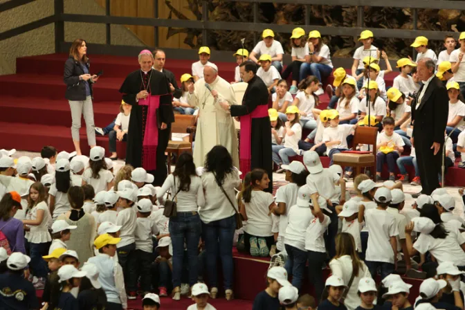 Papa Francisco a adolescentes: Caminen contra corriente y sean valientes en el amor