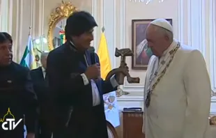 Evo Morales regala un Cristo sobre una hoz y un martillo de madera. Imagen captura de Youtube 