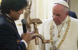Evo Morales regala un Cristo sobre una hoz y un martillo de madera. Foto L'Osservatore Romano 