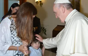 El Papa Francisco bendice al pequeu00f1o Iu00f1aki - Foto: L'Osservatore Romano 