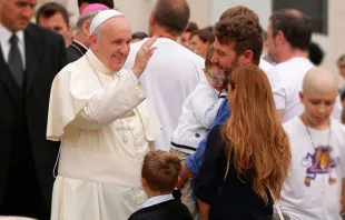 El Papa bendice a una familia. Foto: Daniel Ibañez / ACI Prensa 