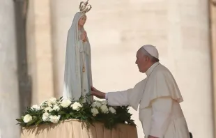 El Papa reza ante la Virgen de Fátima en San Pedro. Foto: Daniel Ibáñez / ACI Prensa 