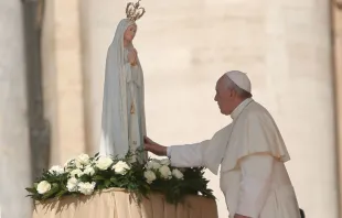 Papa Francisco a los pies de la Virgen de Fátima. Foto: Daniel Ibáñez / ACI Prensa. 