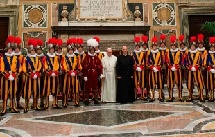 El Papa Francisco con la Guardia Suiza / Foto: L'Osservatore Romano 