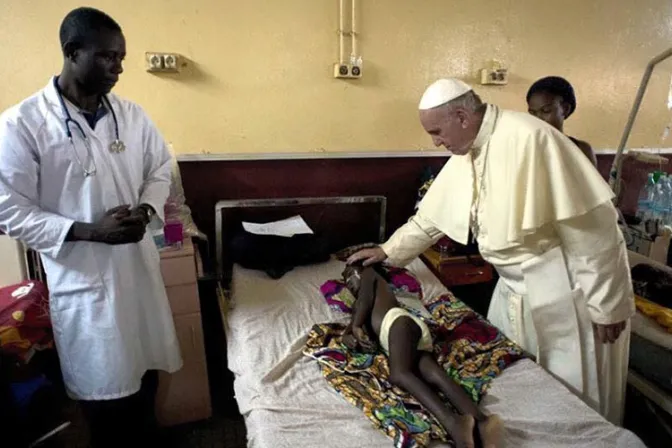 VIDEO: Visita sorpresa del Papa Francisco alegró a niños en hospital de Bangui