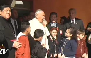 El Papa Francisco en los exteriores del hospital infantil que visitó esta mañana. Captura Youtube 