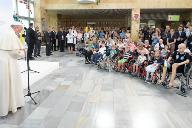 Papa Francisco en hospital de niños: Quien hace obras de misericordia no teme a la muerte