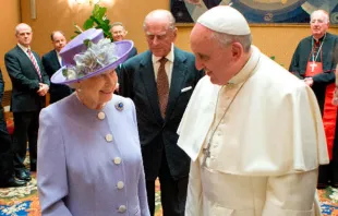 El Papa Francisco se reúne con la Reina Isabel II en el Vaticano, en abril de 2014. Crédito: Vatican Media 