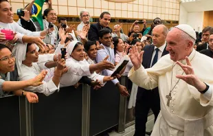 Foto referencial del Papa Francisco con religiosos. Crédito: Vatican Media 