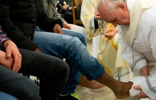 Papa Francisco lava los pies en Casal del Marmo en 2013. Foto L'Osservatore Romano 