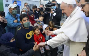 Papa Francisco saluda a refugiados en Lesbos. Foto: Vatican Media 