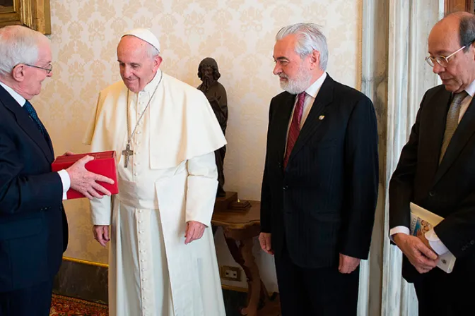 VIDEO: Regalan al Papa Francisco un ejemplar de Don Quijote de la Mancha