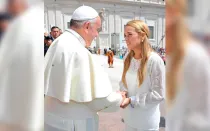 Papa Francisco y Lilian Tintori. Foto: Twitter / @liliantintori