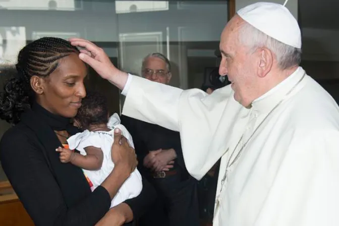 [VIDEO] El Papa recibe a Meriam Ibrahim, cristiana salvada de pena de muerte en Sudán