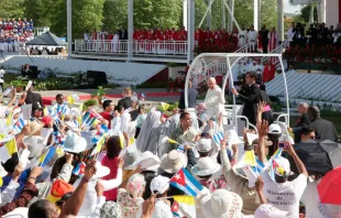 El Papa Francisco en el papamóvil en la Misa de esta mañana en Holguín. Foto: Alan Holdren / ACI Prensa 
