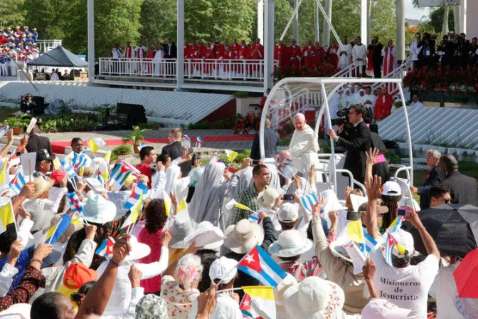 Papa Francisco ha contribuido a la vitalidad de la Iglesia en Cuba, dice P. Lombardi