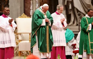 El Papa preside la Santa Misa. Foto: Lauren Cater / ACI Prensa 