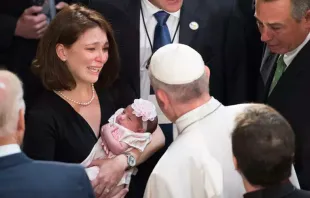 El Papa Francisco saluda a una mujer. Foto: Twitter Men Of Catholicism 