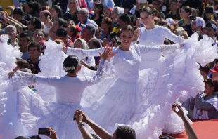 Un grupo de paraguayas baila en honor al Papa al concluir la Misa en el Santuario Mariano de Caacupé   /   Foto: David Ramos - ACI Prensa 