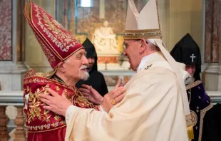 Patriarca Nersés Bedros y el Papa Francisco / Foto: L'Osservatore Romano 
