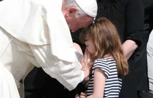 El Papa Francisco bendice los ojos de la pequeña Lizzy Myers / Foto: Martha Calderón (ACI Prensa) 