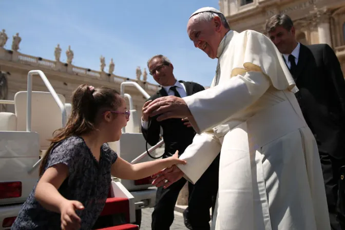 [VIDEO] Tiene síndrome de Down y hoy fue la niña más feliz con el Papa Francisco