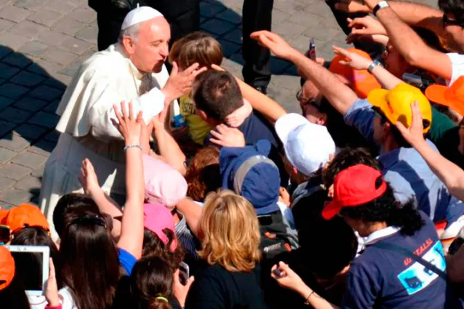 Papa Francisco abrazará en Turquía a cien niños refugiados de Medio Oriente