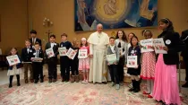 El Papa Francisco con un grupo de niños el 22 de febrero. Foto L'Osservatore Romano