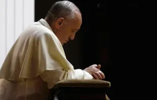 El Papa Francisco en oración. Foto: L'Osservatore Romano 