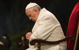 Imagen de archivo, el Papa Francisco en oraciu00f3n. Foto: Vatican Media 