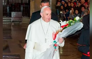 El Papa Francisco llevando flores en Santa María la Mayor / Crédito : L´Osservatore Romano  L´Osservatore Romano